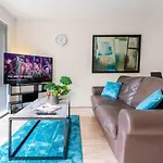 City Centre Townhouse - 3 Bedrooms - Garage - Parking - Top Rated