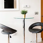 City Centre Apartment - Parkside Terrace - King Size Bed - Parking - Top Rated