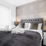Luxury 2 Bed House City Centre ✘ Bbq & Garden ☆ Family Friendly→ Swingball & Outdoor Furniture - Free Parking → With 50 Inch Smart Tv, Free Netflix & Wifi ✘ Comfy Seating Area - By Maevela