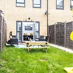 Luxury 2 Bed House City Centre ✘ Bbq & Garden ☆ Family Friendly→ Swingball & Outdoor Furniture - Free Parking → With 50 Inch Smart Tv, Free Netflix & Wifi ✘ Comfy Seating Area - By Maevela