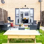 Luxury 2 Bed House City Centre ✘ Bbq & Garden ☆ Family Friendly→ Swingball & Outdoor Furniture - Free Parking → With 50 Inch Smart Tv, Free Netflix & Wifi ✘ Comfy Seating Area - By Maevela