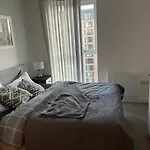 Swanky 2 Bedroom Serviced Apartment With Free Parking & Wifi!