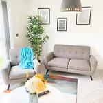 Tudors Esuites 3 Bed House Garden & Netflix