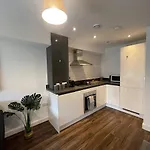 Modern Spacious 1 Bed Flat In Birmingham City Centre With Free Parking, Fast Free Wifi And Netflix