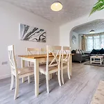 Xclusive Living Spacious 3 Bedroom House,Sleep 6, Free Wifi, Parking Close To Nec On Horrell Road