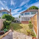 Xclusive Living Spacious 3 Bedroom House,Sleep 6, Free Wifi, Parking Close To Nec On Horrell Road