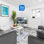 5 Bedroom House - 10 Guests - Multiple Off Street Parking - Garden - Smart Tv - Wifi - Contractors - Families - Groups