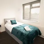 Lovely Refurbished Home - Free Parking-Wifi By Hinkley Homes Short Lets & Serviced Accommodation