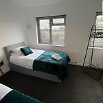Lovely Refurbished Home - Free Parking-Wifi By Hinkley Homes Short Lets & Serviced Accommodation
