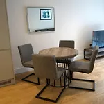 Exceptional 1King Lifestyle Apartment - Centrally Located