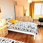The Chinatown Home - Private Garden, Netflix, Bbq & Bar