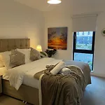 Modern Spacious 1 Bed Flat In Birmingham City Centre With Free Parking, Fast Free Wifi And Netflix