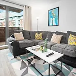 City Centre Apartment - Private Balcony - Top Rated