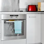 City Centre Apartment - Private Balcony - Top Rated