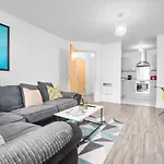 City Centre Apartment - Private Balcony - Top Rated