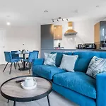 Unique 4 Bed Stay For Families & Contractors 靠近唐人街