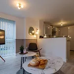 Pass The Keys New Lush 4 Bed Townhouse Garden Parking