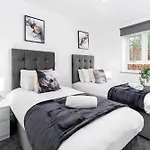 Luxury Apartment - 2 Bedrooms - Balcony - Secure Parking - 3Mc