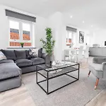 Luxury Apartment - 2 Bedrooms - Balcony - Secure Parking - 3Mc