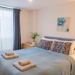 Stay In Our Stylish Flat! & Secure Building & Sleeps Up To 4