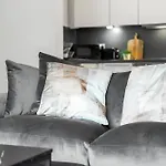 Luxury City Centre Apartment - 2 Bedroom - Balcony - Top Rated - 377P