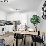 Luxury City Centre Apartment - 2 Bedroom - Balcony - Top Rated - 377P