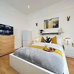 Bright And Airy Studio In Trendy Birmingham Locale