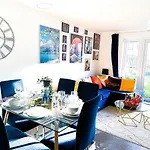 Family, Group & Contractor Stay - Sleeps Upto 9 Guests With Free Parking