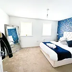 Family, Group & Contractor Stay - Sleeps Upto 9 Guests With Free Parking
