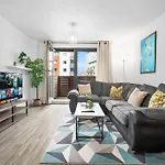 Large City Centre Apartment - Balcony - Free Wifi & Netflix 85S