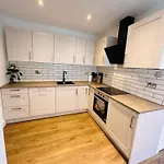 R4 - Newly Renovated Private Room With Own Kitchenette In A Shared House - Selly Oak Birmingham