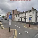 Cozy Studio Flat Near Talbot Pub