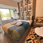 R-2 Newly Renovated Private Self Contained Room With Private Dedicated Bathroom - Selly Oak Birmingham