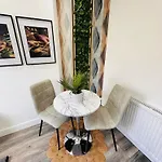 R-2 Newly Renovated Private Self Contained Room With Private Dedicated Bathroom - Selly Oak Birmingham