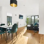 Pluxa Emerald Luxury - Walk To Attractions, Transport Nearby