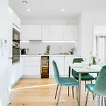 Pluxa Emerald Luxury - Walk To Attractions, Transport Nearby