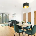 Pluxa Emerald Luxury - Walk To Attractions, Transport Nearby