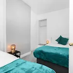 2 Bed House Families Contractors Free Parking