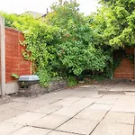 2 Bed House Families Contractors Free Parking