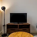 Pass The Keys Flat 10 - Luxurious 1 Bedroom Haven: Elevate Your Experience