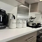 Cozy City Centre Apartment With Free Parking And Free Gym