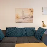 Spacious 1 Bed Apartment With Workspace, Coffee & Free Secure Parking