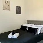 The Parkes A Stylish 3Br House, 5 Mins From Central Birmingham Close To The Edgbaston Stadium, The Hippodrome, Uob, Aston And Bcu, China Town, Kings Heath Bhx Airport And Much More