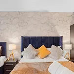 Oceanic Bliss: 2 Bed 2 Bath + Free Park + Netflix