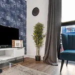 Oceanic Bliss: 2 Bed 2 Bath + Free Park + Netflix