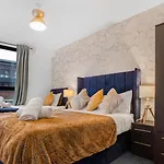 Oceanic Bliss: 2 Bed 2 Bath + Free Park + Netflix
