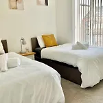 The Parkes A Stylish 3Br House, 5 Mins From Central Birmingham Close To The Edgbaston Stadium, The Hippodrome, Uob, Aston And Bcu, China Town, Kings Heath Bhx Airport And Much More