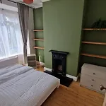 Free Parking Private 4 Bedroom Central House