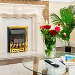 Modern 6-Bedroom Home - Sleeps 12 - Parking - Garden 568P