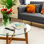 Modern 6-Bedroom Home - Sleeps 12 - Parking - Garden 568P